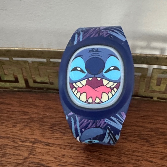 Disney Stitch MagicBand+ – Lilo & Stitch - Picture 1 of 4
